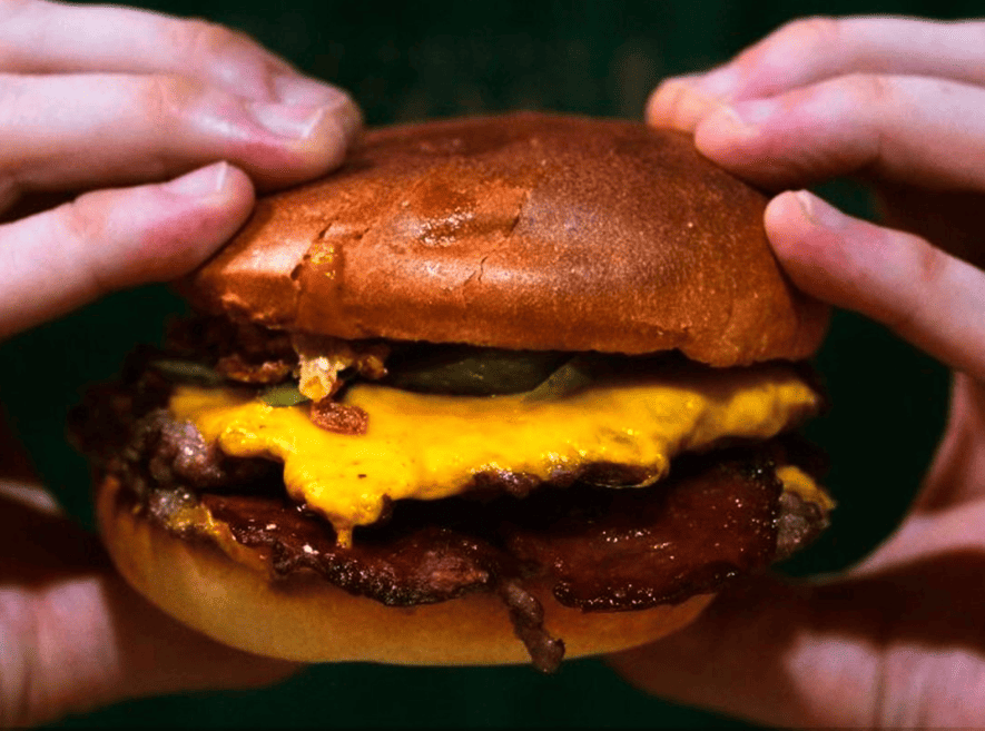 hamburguesa en el mercado Tirso de Molina en La Latina.