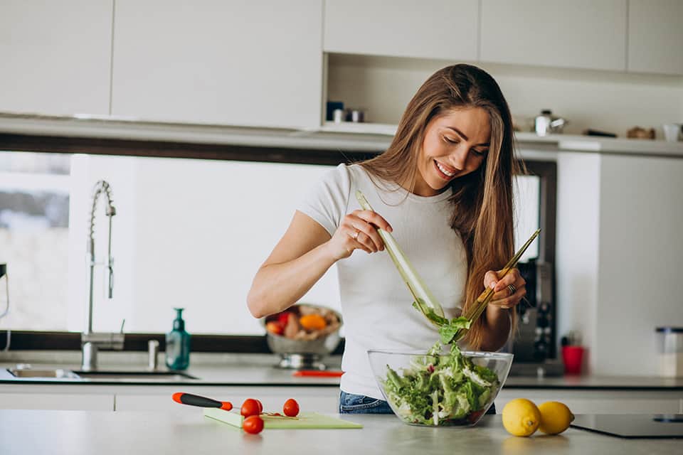 recetas saludables chica cocinando ensalada