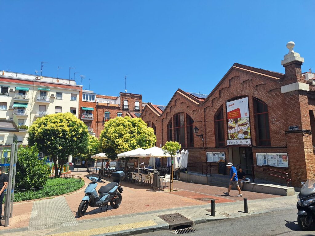 La salida a la plaza del mercado Tirso de Molina